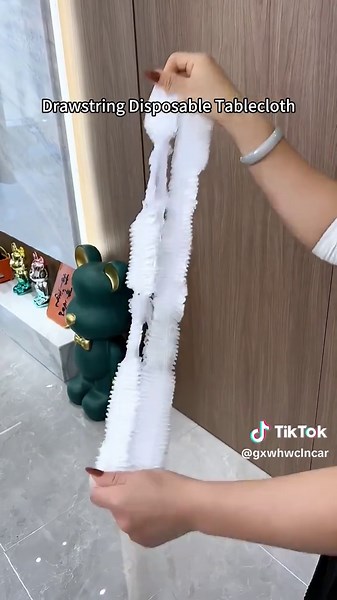 Disposable Tablecloth Covers: Easy Clean-Up