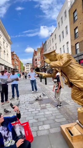 They are always adding the needed tuch to the performance.#londongoldmanstatue #levitating