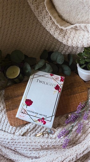 New design from my Beginner's Bookbinding Course. A Floral Twilight set is long overdue for me 🌹🖤✨️