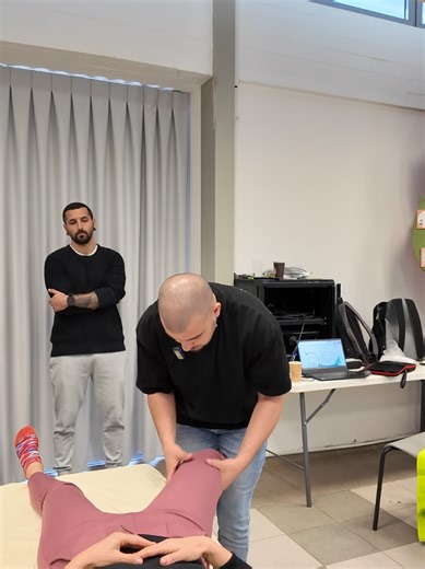 טראקשן/דיקומפרסיה לירך: תמצית מדעית 📐 ​מכניקה (Long-axis Distraction): הפרדה פיזית בין ראש הירך לאצטבולום (Coaptation). הפעולה מפחיתה לחץ הידרוסטטי תוך-מפרקי ומותחת את הקפסולה והליגמנטים (כמו ה-Iliofemoral ligament). ​נוירופיזיולוגיה: הפעלת מכנורצפטורים מסוג III (Golgi-type) בקפסולה העמוקה, מה שגורם לעיכוב רפלקסיבי (Reflex Inhibition) של השרירים הטוניים העמוקים סביב המפרק #תרפיהמנואלית #hvla #manipulation #ירך #טיפולמנואלי