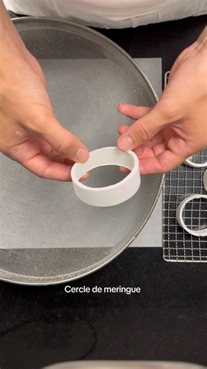 Polaze on Instagram: "Petit tuto du jour ! ☝ Je te montre comment faire un cercle de meringue ✨ Tu peux utiliser cette technique sous n’importe quelle forme, c’est une technique très utilisée en dessert à l’assiette  #patisserie #patissier #meringue #technique #tuto"
