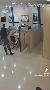 1.2M views · 8.3K reactions | Bandido se passa por PM, invade banco e rouba R$ 400 mil no Maranhão O roubo ocorreu na quinta-feira (12), até o momento ninguém foi preso. O homem estava vestindo com um uniforme da Polícia Militar roubou, junto com um comparsa, cerca de R$ 400 mil de uma agência bancária em Pinheiro, cidade no interior do Maranhão. | Diário Costa Esmeralda | Facebook
