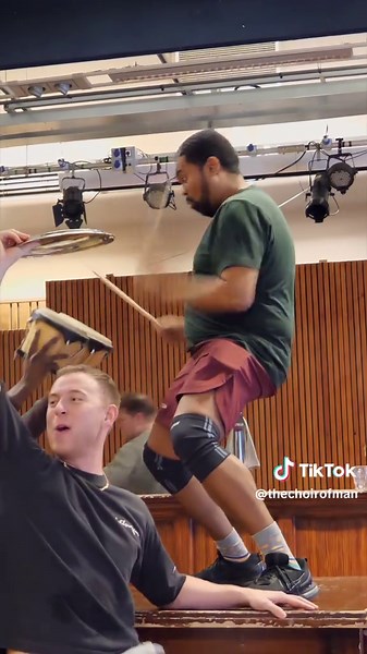 Rehearsals are in full swing for the first ever Choir of Man UK & Ireland Tour! 😆 Only 2 days until we open our doors in Wimbledon! Who’s joining us? 🍻💛 #choirofman #tour #rehearsals