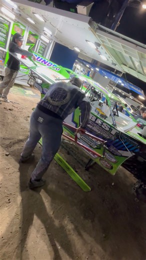 Tyler Erb completes repairs after heat race contact with Cade Dillard #WildWestShootout 🤠 | DirtonDirt
