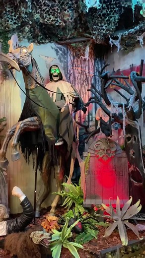 1.7K views | Deutschlands größter ganzjähriger Halloween Store: Horror-Shop Superstore in München oder online auf www.horror-shop.com | Horror-Shop.com | Facebook