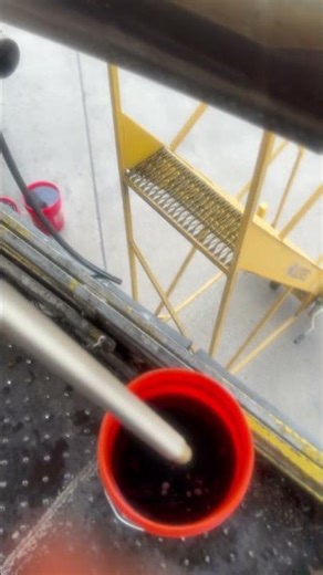 Finally the 747 hydraulic tank qty sensor is out…