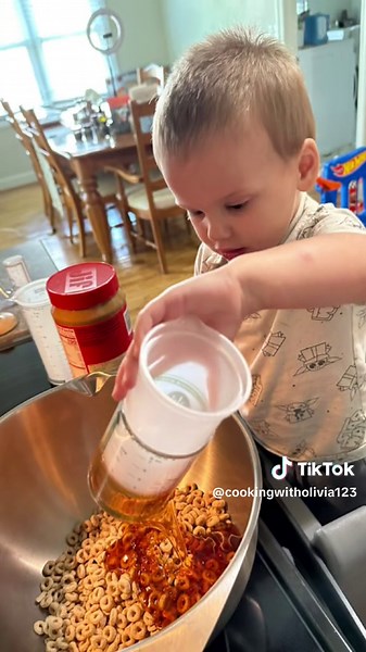 Peanut butter cheerio bars! So easy and yummy! 3 cups cheerios, 3/4 cup peanut butter (melted), 1/3 cup honey, and some chocolate chips. #snackideas #kidsnacks #cheerios
