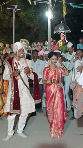 नवरदेव नवरीची सुंदर वारकरी पावली.....