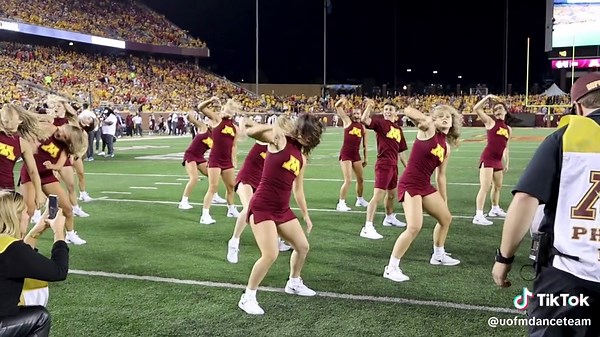 Dougie for the WIN😎🤤 @Varsity Spirit | Cheer & Dance #UniversityofMinnesota #UMDT #DanceTeam #GoGophers #RowTheBoat #SkiUMah #Dougie #UDA
