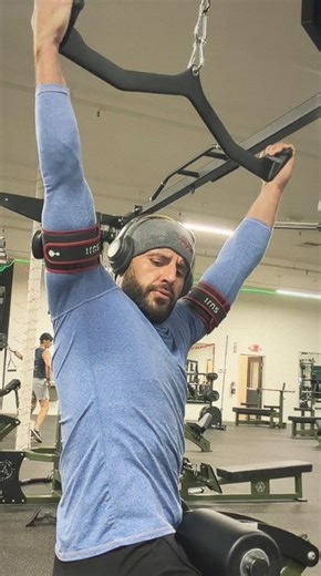 Brahim Junior (BJ) Gaddour on Instagram: "🪽STRETCH YOUR WINGS 🩸 BFR Hip-Assisted Heavy Pulldowns into Twisting Overhead Stretch: 10 Minute Set with Rest/Pause Comment BFR ⬇️ to get a DM with a direct link to my BFR cuffs to enhance lat activation & shoulder mobility. Please 🙏 note I can’t DM private accounts. #PalmSprings #FitOver40 #Lats #backexercises #LatPulldown"