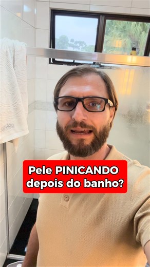 Sentir a pele pinicando ou coçando após o banho é comum e, na maioria das vezes, está ligado a alterações na barreira cutânea. Eis o que está acontecendo: 1) Água quente remove a proteção natural Banhos quentes dissolvem o manto lipídico da pele (óleos naturais), deixando-a ressecada e mais sensível. Sem essa proteção, terminações nervosas ficam mais expostas, gerando a sensação de pinicar. 2) Sabonetes agressivos alteram o pH Sabonetes muito perfumados, antibacterianos ou alcalinos mudam o pH f