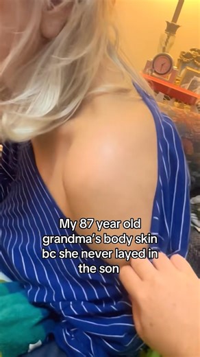 87 Year Old Grandma’s Skin Beacuse She Never Layed in the Sun 😱 Surgeon Reacts