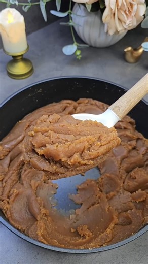 Balis Kitchen on Instagram: "✨ Receta e Kësaj Hallve Duhet Provuar! ✨ Nëse do të veçoja një recetë si nga më të mirat, kjo do të ishte padyshim ajo! Hallvat gatuhen zakonisht për netë të mira, dhe sonte është një natë e tillë – Nata e Madhe e Kadrit, një moment i shenjtë për falje, lutje dhe bekime. Në këtë natë të veçantë, le të përgatisim një ëmbëlsirë tradicionale që sjell ngrohtësi dhe dashuri në çdo shtëpi. Përbërësit për sherbetin: ▫️ 2 gota (200 ml) sheqer ▫️ 1 gotë (200 ml) qumësht ▫️ 1 