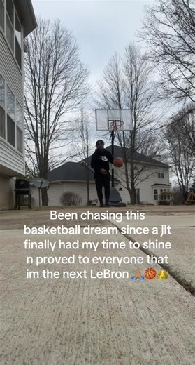 Never give up. This was almost 4 years ago right after I didn’t make the 8th grade team. Most would’ve been discouraged n felt like this sport just isnt for them. Instead of falling into the majority I stayed down n kept grinding putting in hours even when nobody was looking. Cold day while everyone else was sleep or on the game I was outside working to achieve my hoop dreams. Consistently is key. @Ronald Wainwright @adr1an.08 #basketball #hoopdreams #lebronjames #hardwork #motivation