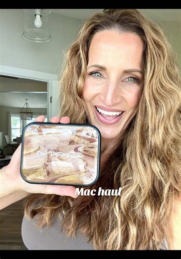 Got in my @maccosmetics order… thank you to #ClubMac for the extra goodies!😚 link in bio💗 #TTunboxing #macmakeup #newmakeup #makeuphaul