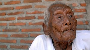 La increíble historia de Mbah Gotho, el hombre que vivió 146 años y pedía morirse