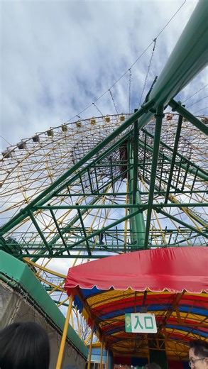 emu | 埼玉おでかけグルメ on Instagram: "超ハイコスパ遊園地 埼玉じゃないけど🙏 2歳児から楽しめる 公園なのに遊園地！！ ーーー 仕事の関係で、 長女が函館へと巣立つ前日のこと。 お姉ちゃんと末っ子にとって 忘れられない時間を作りたいなって思い 華蔵寺公園へ出かけました。 埼玉じゃなくて… ゴメンなさい🙇 今回は群馬です〜💦 シューティングアトラクションから始まり、観覧車へ。 高いところから見えたゴーカートに惹かれて、そのままコースへ。 さらに豆汽車に揺られ、 不思議の城アトラクション。 動画に残っているのは、 ただ遊んでいる姿… でも裏側には、それぞれのこれからが 静かに流れた気がしました🥺 ⸻ 観覧車から見た景色みたいに 高い視点でこれからの人生を楽しんで。 お姉ちゃんの歩む道に いい風が吹きますように。 ⸻ 🎡 華蔵寺公園（遊園地）情報 • 名称：華蔵寺公園（遊園地） • 住所：〒372-0003 群馬県伊勢崎市華蔵寺町1 • 入園料：無料 • 特徴：レトロで親しみやすいファミリー向け遊園地 主なアトラクション • 大観覧車「ひまわり」 • ゴーカ