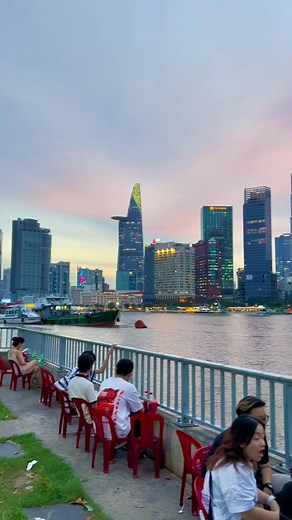 Chiều thơ mộng bên dòng sông Sài Gòn