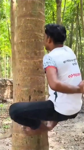 এক হাতে Coconut Climbing Challenge! 🌴 #shorts