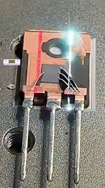 Field effect tube decapsulation #semiconductor#transistor#electronics#electronicproject#electronic#electroniccomponents#integratedcircuit#parati#foryou