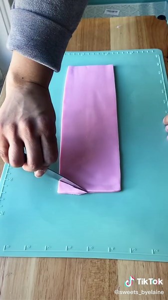 How to make a fondant Crown 👑 #cakeprocess #fondantcrown #fondanttutorial #princesscrowncake #desserttiktok