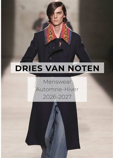 Difficile de passer à côté de #NormanReedus, alias #DarylDixon dans The Walking Dead, aperçu au défilé Automne-Hiver 26/27 @driesvannoten. Une présence qui donnait déjà le ton avant même l’arrivée des silhouettes. Pour cette saison, la maison livre une collection sublime, où le directeur artistique Julian Klausner revisite les codes de Dries avec une vraie sensibilité. Un parfum de fin des années 60 flotte dans l’air, mêlé au romantisme cher à la marque. Soie fluide sur pantalons, manteaux et ch