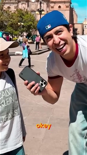 ¡El Niño Que Cuenta Los Mejores CHISMES en la Plaza! #shorts