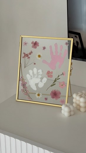 Pressed flower hand print frame 🤚🏼🌸🤍 #giftideas Ich liebe solche personalisierte Dekoration im Haus, vor allem wenn es um meine Kinder geht. Ich könnte diese Mini Händchen fressen. 😩🥺🥹🩷 Erinnerungen für immer festhalten und immer wieder anschauen. 🫶🏼🫶🏼🫶🏼 #motherdaughter #motherdaygift #giftidea #handprinted #flowerpower #diyhomedecor #diyproject #diy #diyideas #daughters #babygirlclothes #mommysgirl #girlmomlife #interiordesign #interiordecor #homedecor #decorideas | Coco Elif