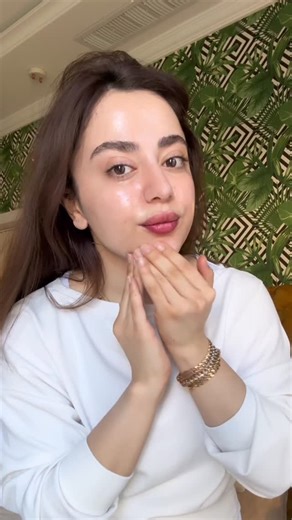 ‎صفا‎ on Instagram‎: "سيروم Axis-Y Dark Spot Correcting Serum أستخدمه للبقع الداكنة وآثار الحبوب، يساعد يوحد لون البشرة ويخليها أنعم وأنضر. بيه نياسيناميد 5% يقلل التصبغات ويرطب بدون ما يثقل عالبشرة ليش اكو بنات طلعلهم حبوب؟ - السيروم يسرع تجدد الخلايا، فالحبوب اللي جانت تحت الجلد تطلع بسرعة بالبداية وبعدين تختفي خلال كم أسبوع - إذا انحط بكمية زايدة، أو ويا منتجات قوية ثانية بنفس الوقت (أحماض، ريتنول)، البشرة ممكن تتهيج وتطلع حبوب #skincareroutine #axisy #تصبغات #العراق #عناية_بالبشرة"‎