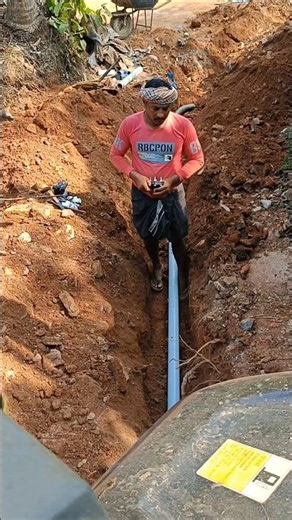 PVC pipehath mein shutter lekar Rakha Hai fitting Karega mistri bhai