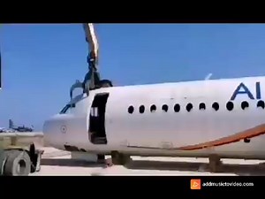 报废飞机的拆解现场，堪称暴力美学