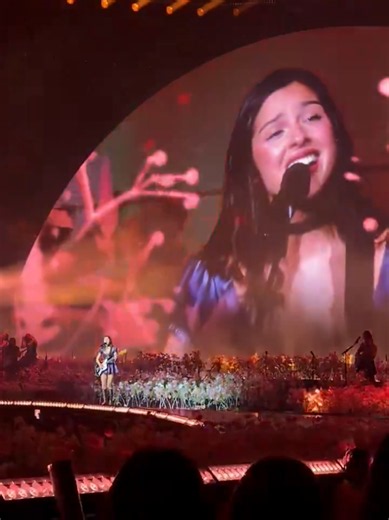 Olivia Rodrigo no seu primeiro dia da The Unraveled Tour, cantando maggots for brains #TheUnraveledTour #UnraveledInHartford #oliviarodrigo