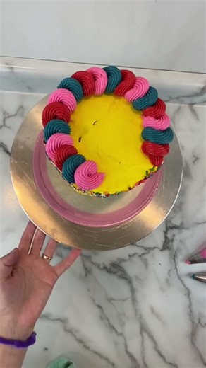 Easy 4B spiral border for colorful buttercream cakes