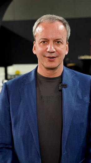 ♟️✨ FIDE President Arkady Dvorkovich wishes the global chess community a Happy New Year 2026! Reflecting on an unforgettable 2025, he looks ahead with optimism — calling on chess friends and fans everywhere to keep playing, teaching, and growing the game together. | FIDE - International Chess Federation