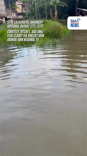 Isang ama ang binuhat ang kaniyang anak para hindi ito mabasa sa pagtawid sa baha sa Sitio Calachuche, Barangay Hipusngo, Baybay City, Leyte ngayong Miyerkoles, August 27. Kuwento ng ama na si Ritche Dag-uman, gusto pa rin pumasok sa klase ng kaniyang anak kahit abot-tuhod na ang baha sa kanilang lugar. "'Yan lang ang daanan. Ayaw kasi mag-absent 'yong anak ko, sinabinahan ko siya na 'di na pumasok kasi may baha, eh ayaw niya mag-absent kaya no choice kami, tawid talaga kami sa baha," pahayag ni