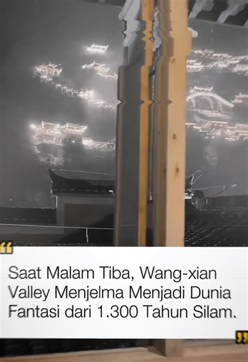 PESONA NEGERI DONGHUA PENJELASAN: Wangxian Valley yang terletak di kota Jinhua, Provinsi Zhejiang, China, berubah menjadi panorama bak dunia fantasi ketika malam tiba. Lembah ini dipenuhi cahaya lampu artistik yang memadukan unsur sejarah dan legenda lokal, sehingga menciptakan atmosfer seolah membawa pengunjung kembali ke masa 1.300 tahun silam. Efek pencahayaan, kabut tipis, arsitektur tradisional, serta tata ruang yang memvisualisasikan kisah-kisah kuno membuat seluruh kawasan tampak hidup se