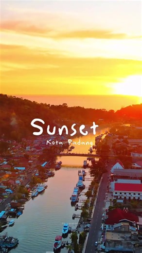 Nggak hanya makanannya yang melegenda, kota Padang juga menorehkan beberapa kenangan tersendiri bagi sebagian orang Cr/IG: Zikra_arahman 📍Padang, Indonesia #ExplorePadang #WonderfulIndonesia #SunsetDiPadang