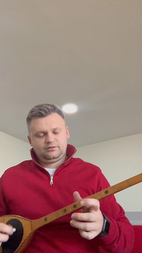 Improvizim i shkurtër me çifteline e nje rapsodi, e njohesi te shkelqyer te folklorit tonë, tashme i ndjerë, baca Rame Thaçi! Këtë çifteli, prodhim i Shqipërisë nga vitet 70-të, ma solli per ta pare i biri i tij, Arben Thaqi, te cilin e kam mik shumë te çmuar! Ne jemi me fat e falenderues dhe kujtojme me mall rapsode të tille si baca Rame e shumë të tjerë, që i dhanë ngjyrë e madhështi muzikës sonë folklrike! | Gent Hoxha