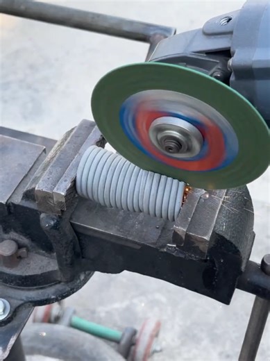 Turning old bearings into powerful useful tools! 🔧 A simple invention that shows how creativity can transform scrap into smart solutions. ♻️✨ #weldingcreativetools #DIYProject #handmade #fabrication #tool