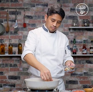 2.8M views · 4.4K shares | Watch  Chef Bao cooking Seafood Paella 咽呂菱 | Taste Life | Facebook