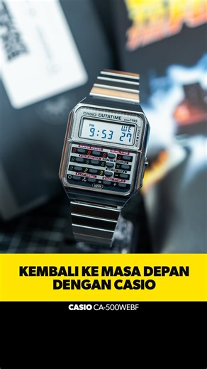 Casio CA-500WEBF, jam bernuansa retro dengan inspirasi dari film legendaris Back To The Future. Gimana nih pendapat kamu? Mau cari jam tangan 𝐎𝐑𝐈𝐆𝐈𝐍𝐀𝐋 & 𝐁𝐄𝐑𝐆𝐀𝐑𝐀𝐍𝐒𝐈 𝐑𝐄𝐒𝐌𝐈 ??? 👀 👉🏻 Scroll aja @gudangjamkatalog yuk 👌 👉🏻kunjungi profil kami dan check highlight untuk promo bulan ini! 🔥🥰 #casio #backtothefuture #casiooriginal #jamtangan #jamtanganoriginal | Gudang Jam Official