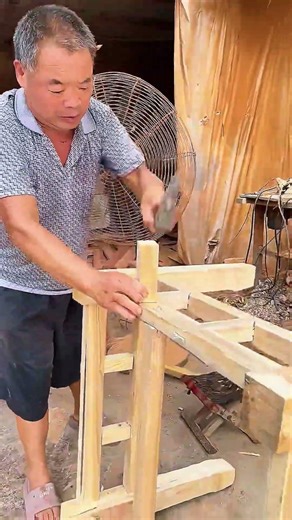 Locking This Heavy Timber Frame Together by Hand#Woodworking #TraditionalJoinery