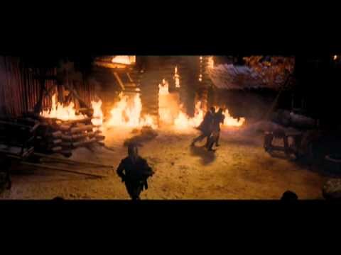 "La Chica de la Capa Roja". Trailer Oficial. Oficial Warner Bros. Pictures (Subtitulado)