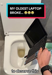 MY OLDEST LAPTOP JUST BROKE… 😭🙏😭 #pc #windowsxp #techtok | laptop