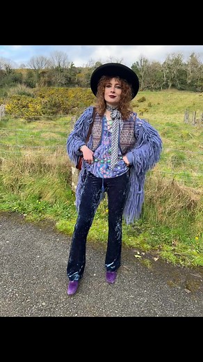 Impromtu photoshoot 🤣 #outdooradventures #naturevibes #countrylife #vintage #outdoortiktoks #70sfashioninspo #vintageclothing #70sstyle #70sfashion #70s #1960s #western