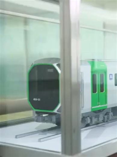 Osaka MetroインフォマーシャルCM第1弾「e METROアプリ」 ABCテレビEXPOEKIDENを@せんとくんunofficial 応援するOsaka Metroの新たな取組みを、@abc_tv06 の 福戸アナウンサーにインタビューを通して紹介していただく全5回のインフォマーシャルCM。 第1弾では、e METROアプリの魅力についてインタビューしていただきました！ さまざまな交通手段を組み合わせて移動に最適なルートを提案し、将来的には顔認証改札でタッチレス乗車がご利用いただけるようになるなど、e METROアプリをご利用いただくことで大阪の移動がもっと便利になります！ #osakametro #emetro