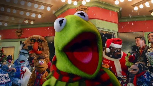 Miss Piggy punches Joan Cusack to save the theatre | It's a very merry Muppet Christmas movie