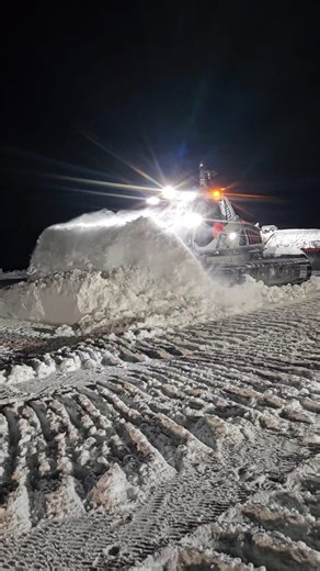 Pallner slopesteam on Instagram: "Leitwolf Power🔥❄️ #fyp #snow #prinoth #snowgroomer #Snowcat"