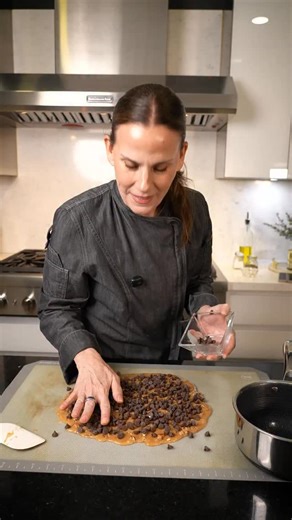 CELINA GARZA | RECETAS DELICIOSAS on Instagram: "Me encanta enseñarles recetas que puedan desquitar y disfrutar. Me han pedido mucho como hacer el Toffee así que con mucho cariño aquí se las dejo. Mi olla es @hexclad_mexico y sigo sin creer que no se pegó el caramelo. Amo. Encuentren su olla favorita con las mejores ofertas a partir del 12 de diciembre en hexclad.com ENGLISH TOFFEE Ingredientes: 1 1/2 taza de nueces picadas, separadas 1 taza de azúcar 225 gramos de mantequilla 2 cucharadas de mi