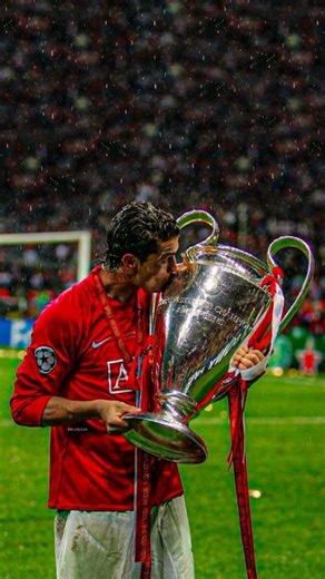 Gulabboyev Alonur on Instagram‎: "Follow me فيلم “وحيد في المنزل” (Home Alone) الذي صدر عام 1990 ليس مجرد كوميديا عائلية، بل هو عمل يجسد شجاعة ودقة مشاعر طفل تُرك وحيدًا. خلف الزينة المبهجة للميلاد والموسيقى المفرحة، تتسرب مشاعر الوحدة ولحظات النمو التي يشعر بها “كيفن”. في البداية، تبدو فكرة بقائه وحيدًا في المنزل كإحساس بالحرية والإثارة، لكن مع مرور الوقت، تقترب المشاعر الهادئة التي يواجهها “كيفن” في كل أرجاء البيت الصامت أكثر فأكثر. مائدة الطعام الفريدة، الليالي الهادئة، صوت الأغاني الميلادية 